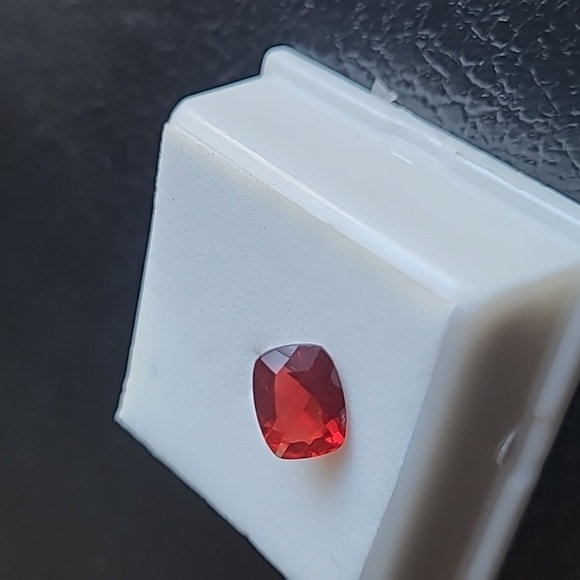 Red Labradorite approx 1.60ct 9mm × 7mm - Picture 6 of 11